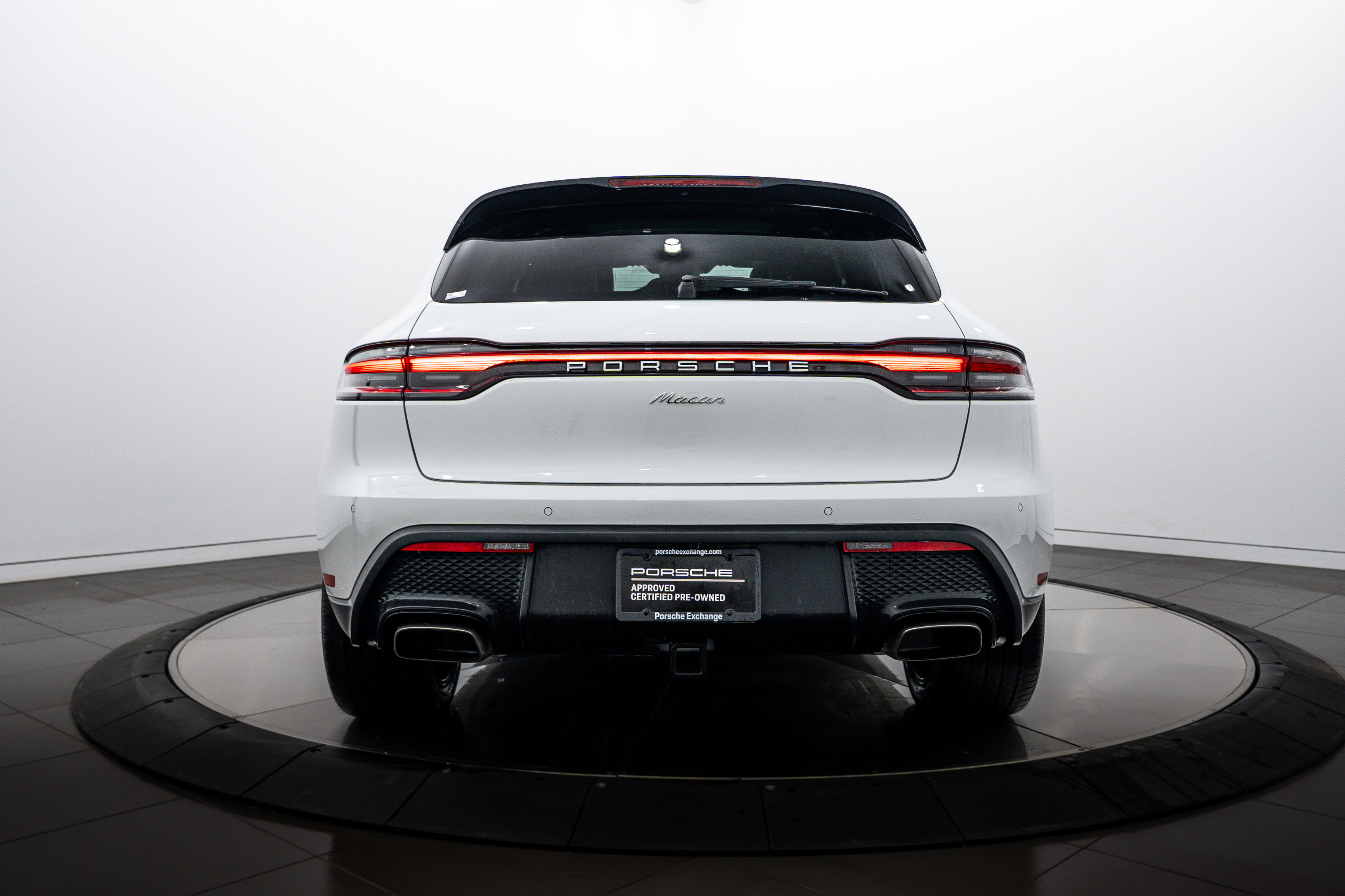 Certified 2025 Porsche Macan image 6