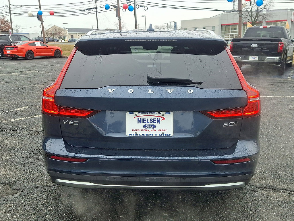 Used 2023 Volvo V60 B5 Cross Country Plus image 29