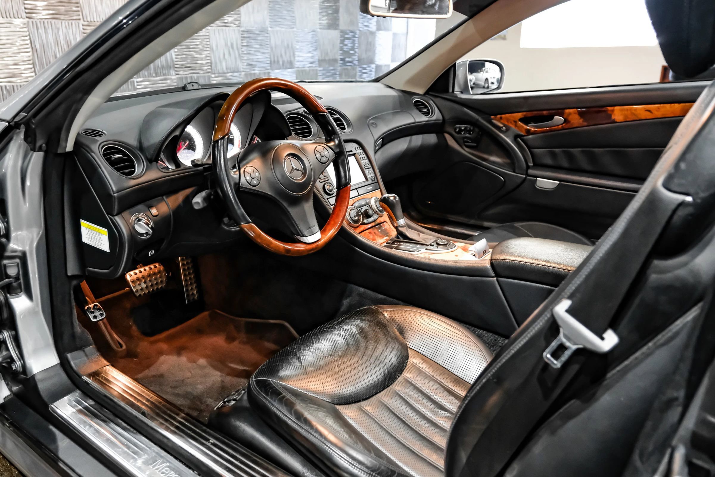 Used 2011 Mercedes-Benz SL 550 w/ Premium I Pkg image 3