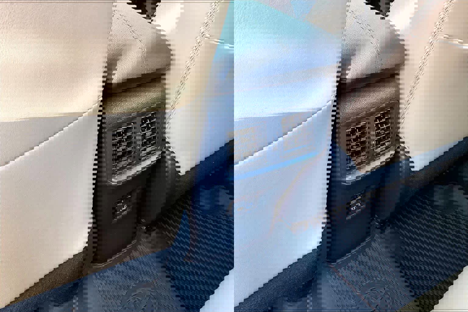 Used 2022 Toyota RAV4 XLE Premium image 33