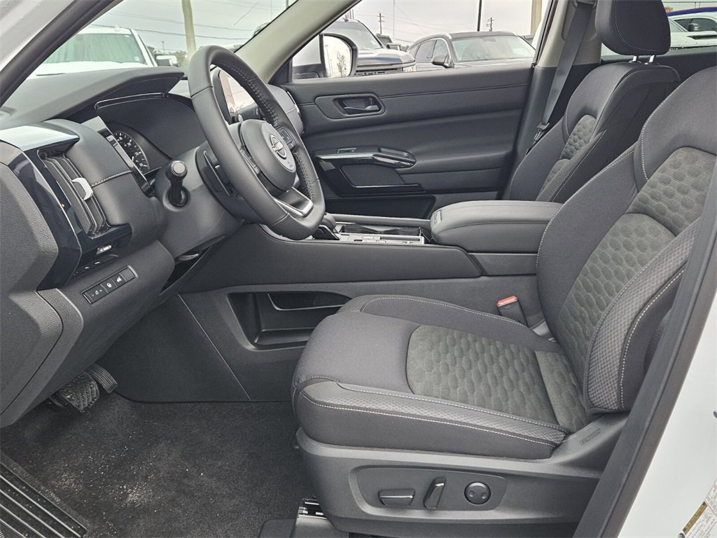 New 2025 Nissan Pathfinder SV image 3