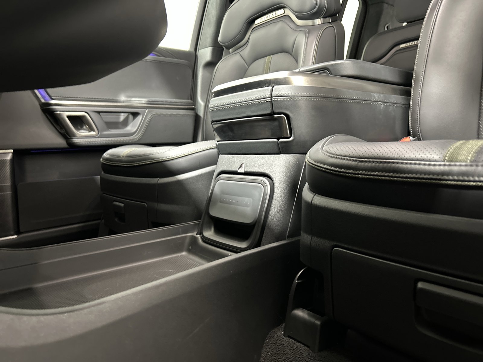 Used 2024 Rivian R1S Adventure image 33
