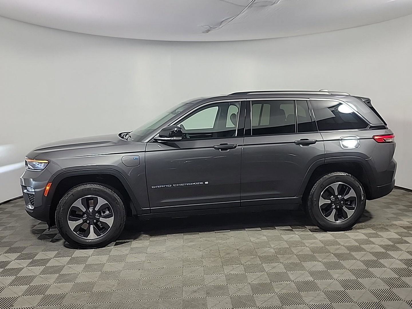 Used 2022 Jeep Grand Cherokee Limited 4xe image 11