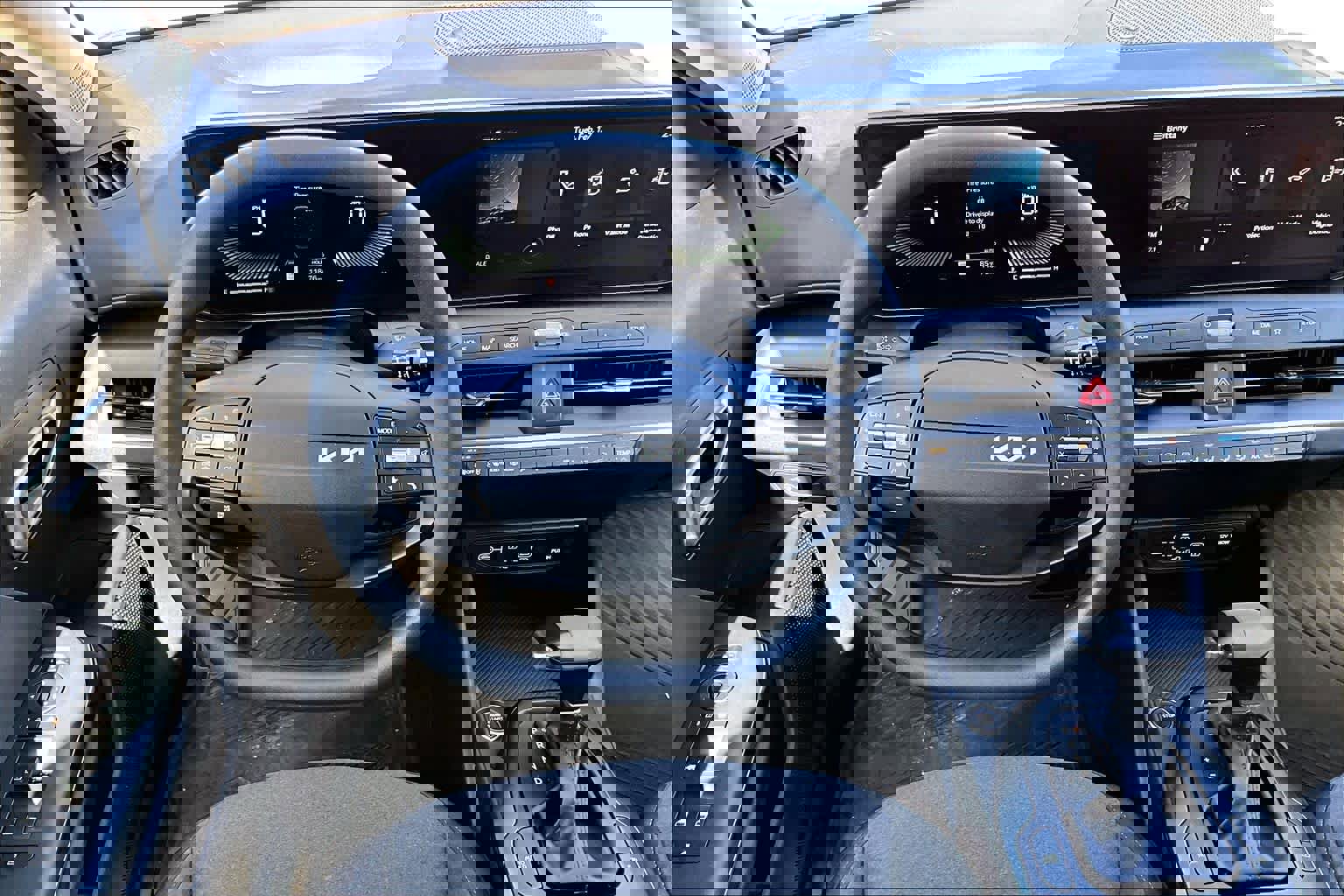 Used 2025 Kia K4 LXS image 6