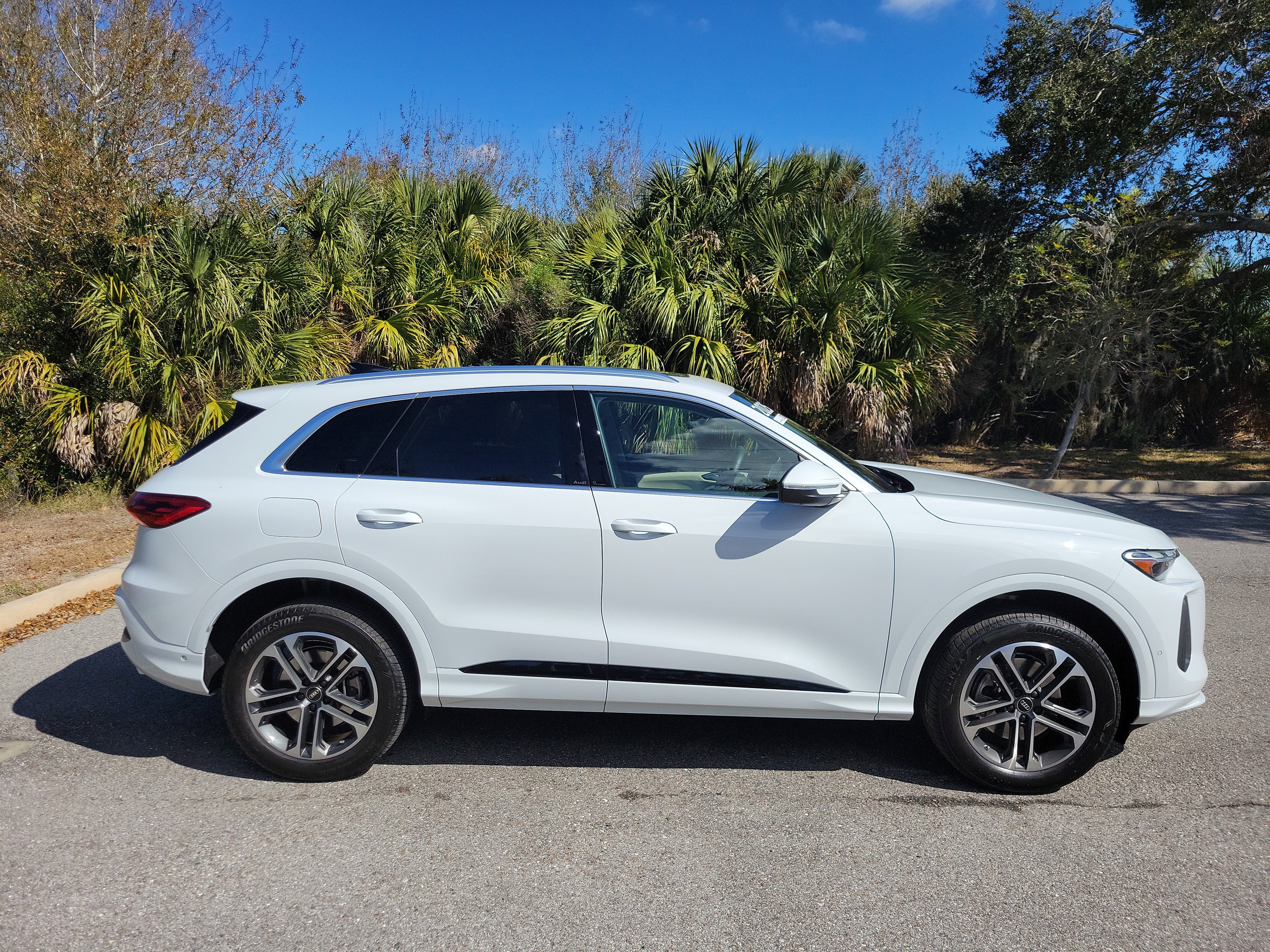 Used 2025 Audi Q5 Premium w/ Convenience Package image 3