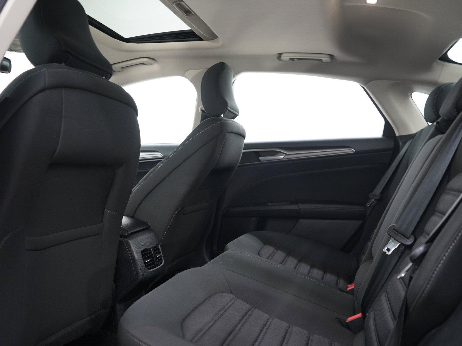 Used 2019 Ford Fusion SE FWD image 17