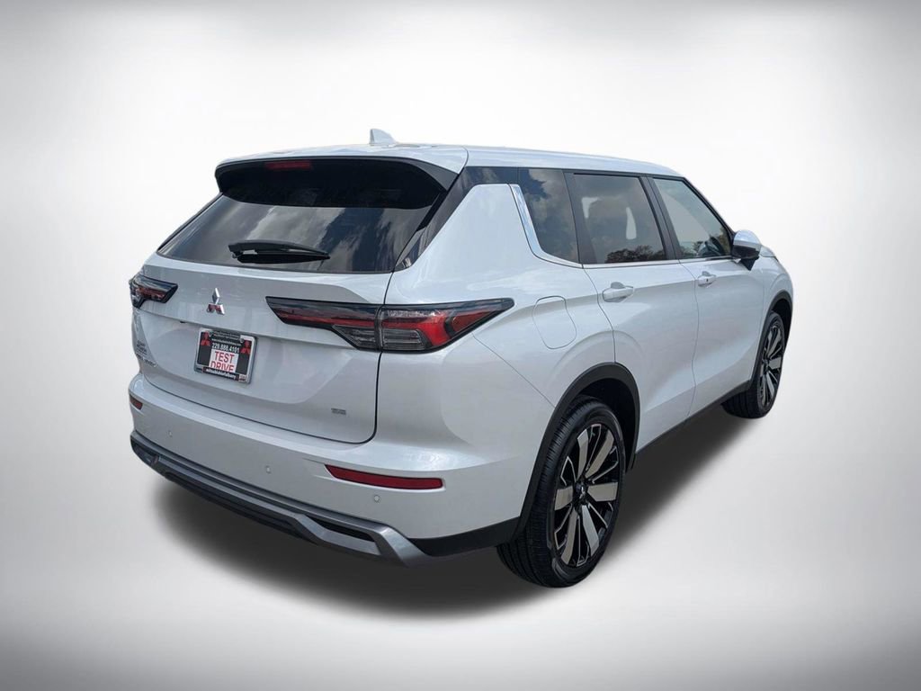 New 2026 Mitsubishi Outlander SE FWD image 3