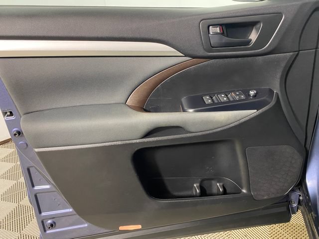 Used 2016 Toyota Highlander LE AWD/4WD image 11