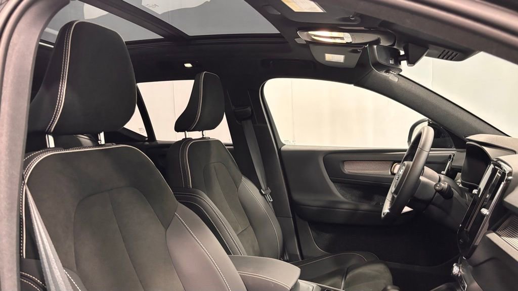 Certified 2025 Volvo XC40 B5 Plus image 21