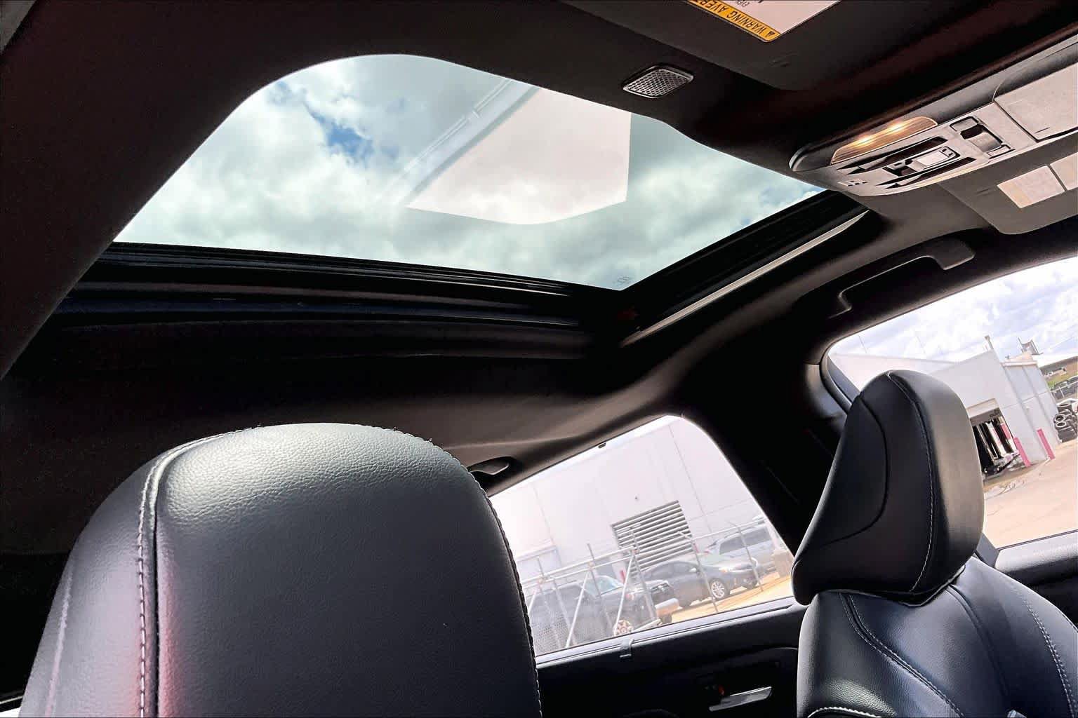 Used 2023 Toyota Highlander XSE FWD image 14