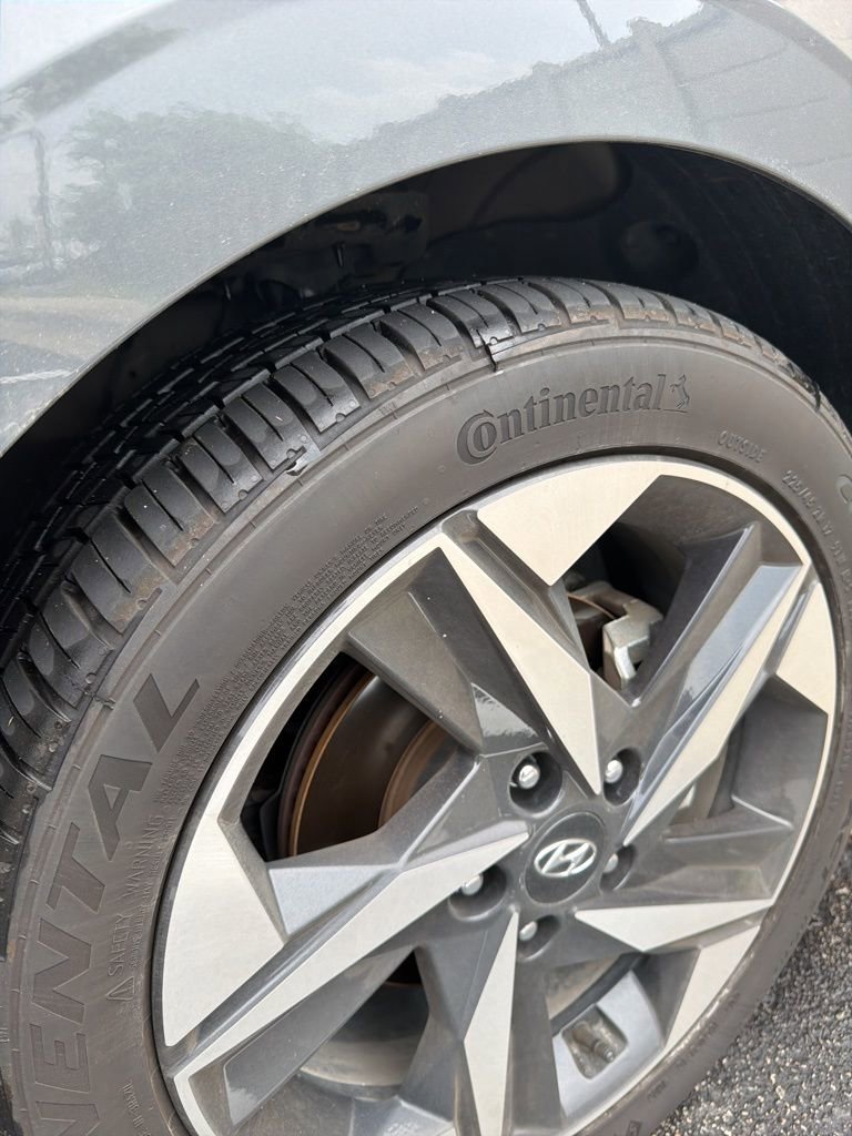 Certified 2023 Hyundai Elantra Limited w/ Preferred Accessory Package image 9