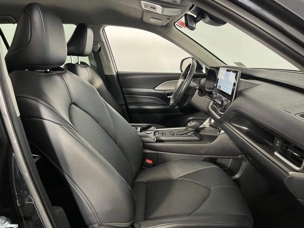 Used 2025 Toyota Grand Highlander AWD image 32