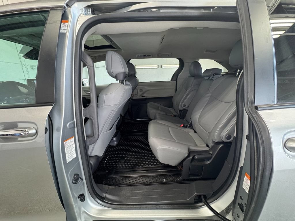 Used 2024 Toyota Sienna XLE FWD image 19