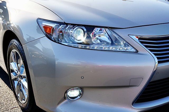 Used 2014 Lexus ES 300h w/ Luxury Package w/Bamboo Trim FWD image 11