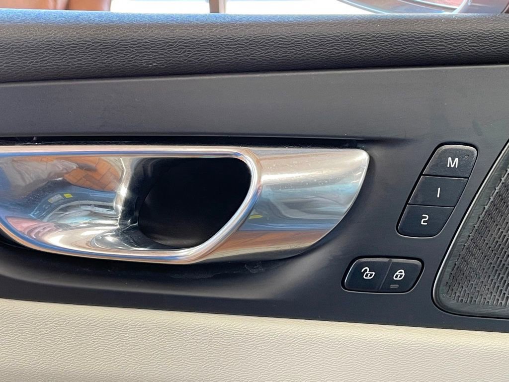 Used 2022 Volvo XC60 T8 Inscription image 16