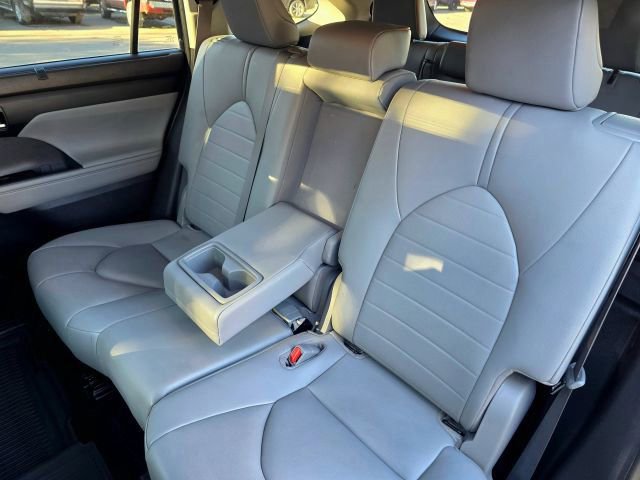 Used 2020 Toyota Highlander XLE AWD/4WD image 28