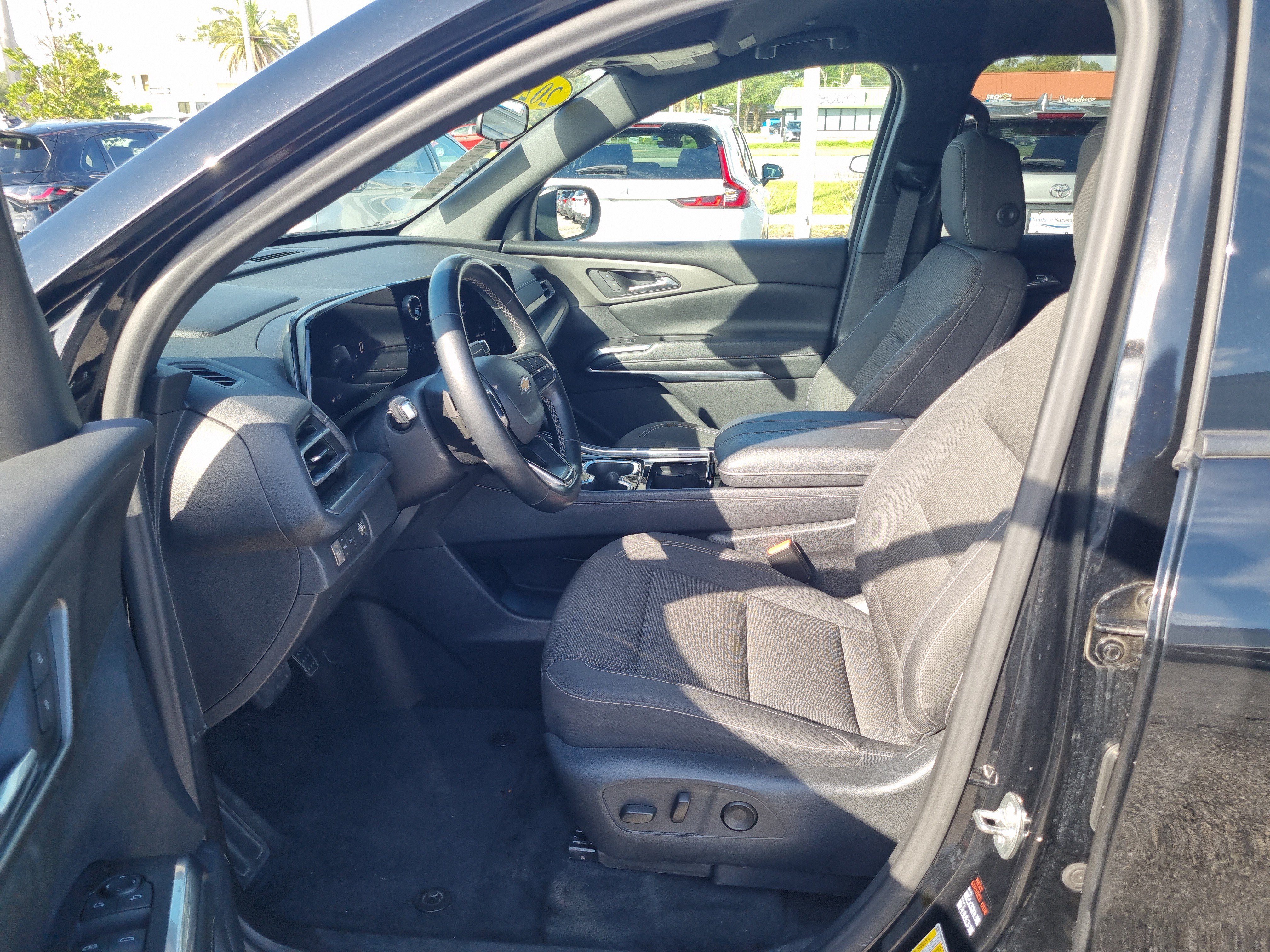 Used 2024 Chevrolet Traverse LT FWD image 23