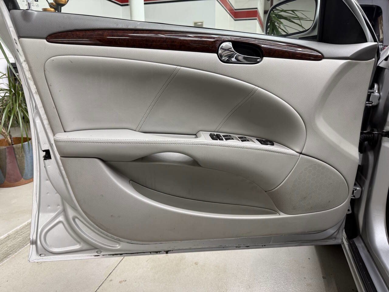 Used 2011 Buick Lucerne CX FWD image 10