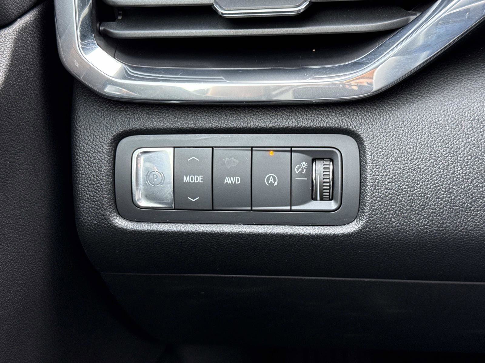 Used 2025 GMC Acadia Elevation image 12