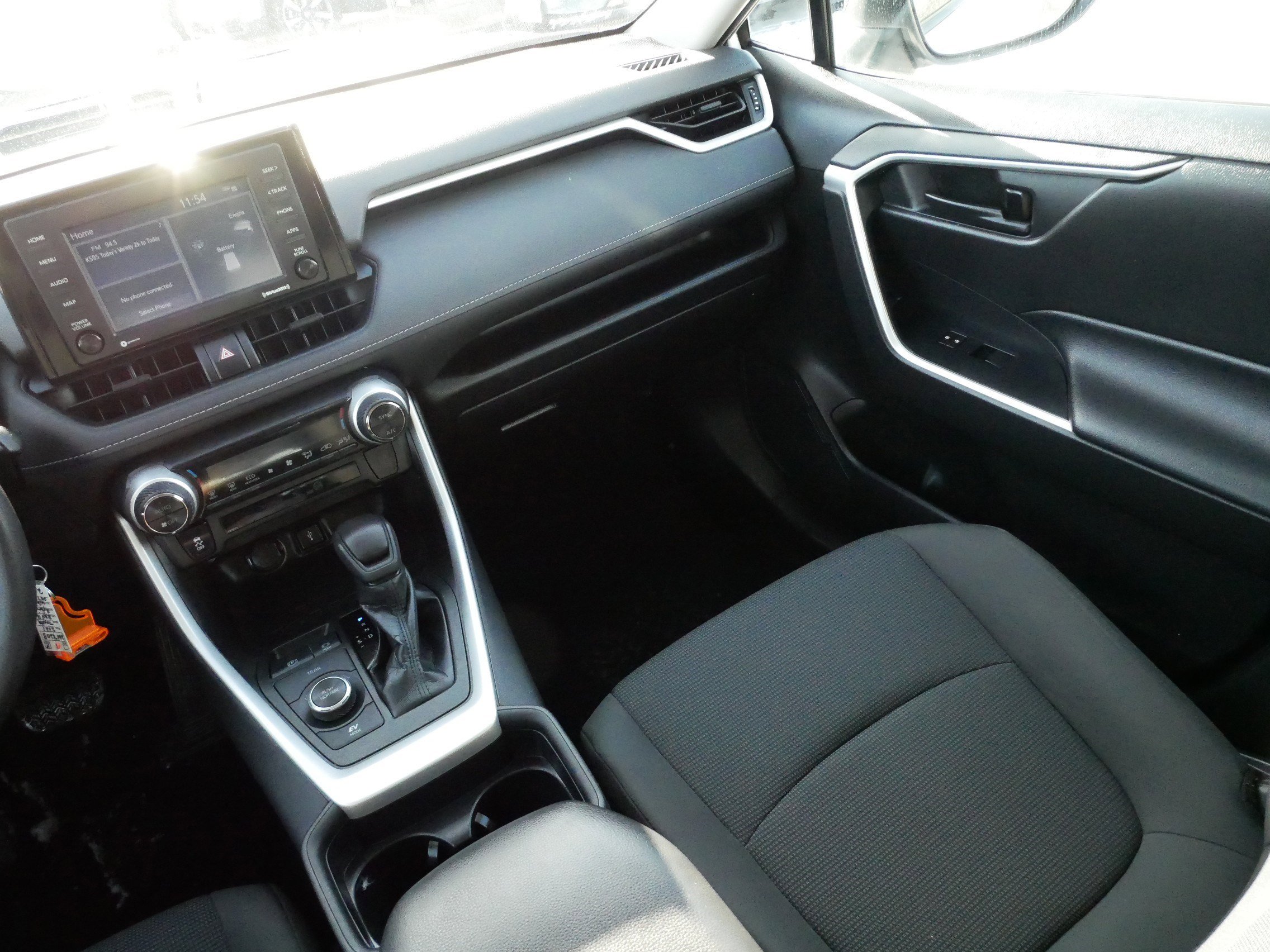 Used 2021 Toyota RAV4 LE image 11