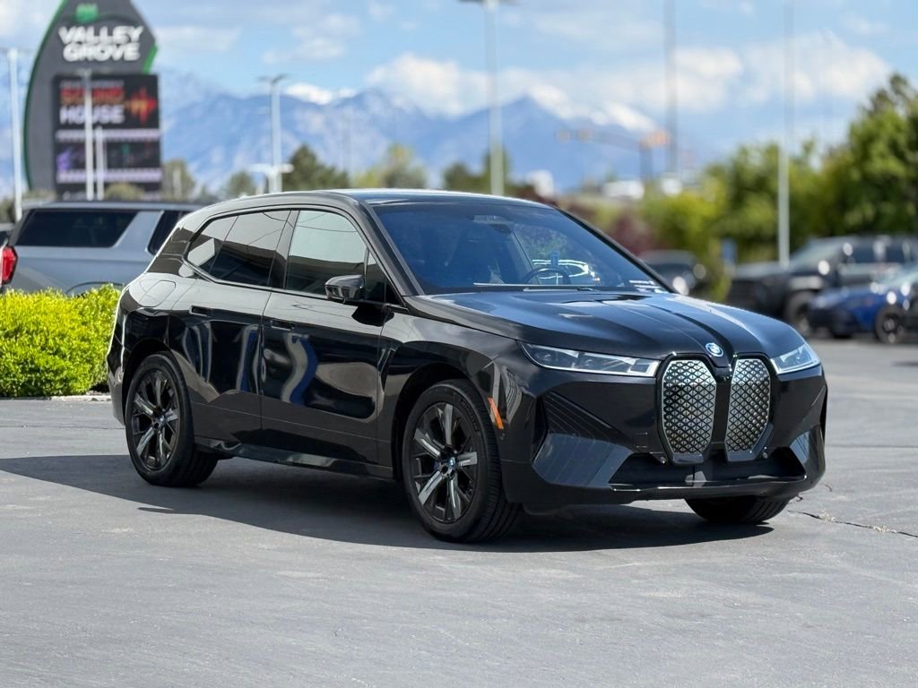 Used 2024 BMW iX xDrive50 w/ Premium Package AWD/4WD image 3