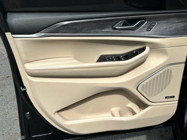 Used 2022 Jeep Grand Cherokee Limited AWD/4WD image 17