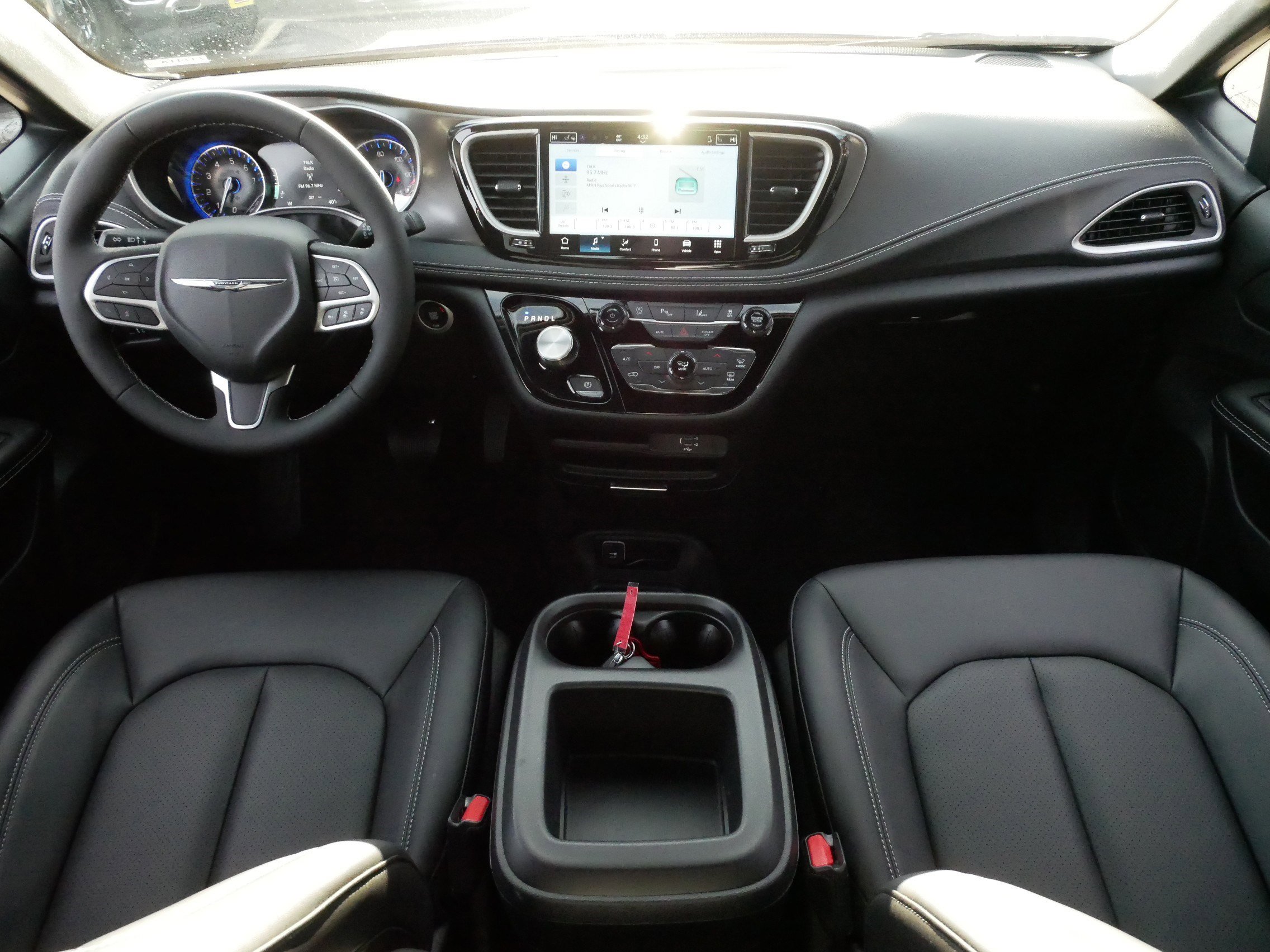 Used 2026 Chrysler Pacifica Select image 10