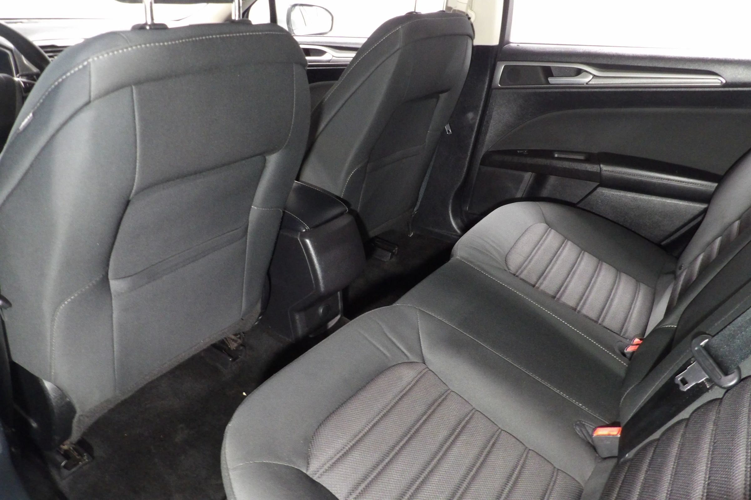 Used 2018 Ford Fusion SE FWD image 11