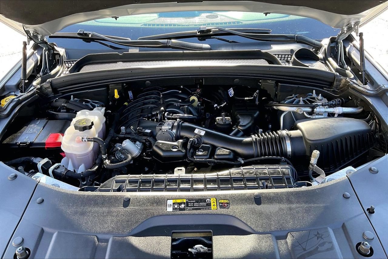 Certified 2025 Jeep Grand Cherokee Altitude AWD/4WD image 36