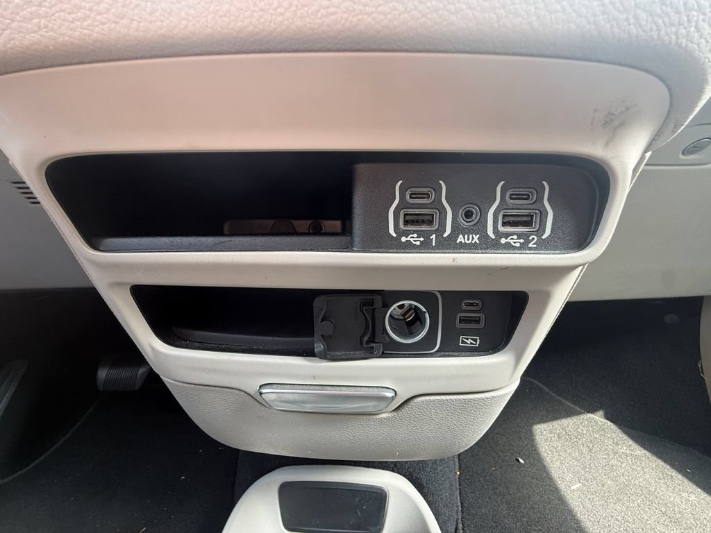 Used 2022 Chrysler Pacifica Touring-L FWD image 34