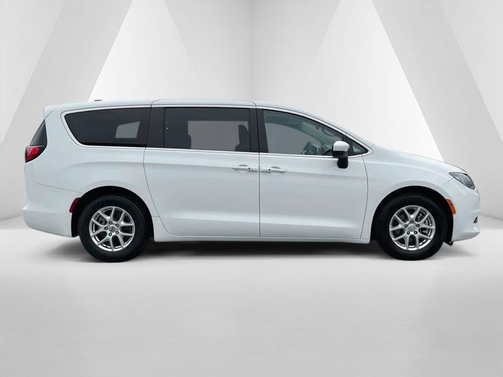 Used 2022 Chrysler Voyager LX image 7
