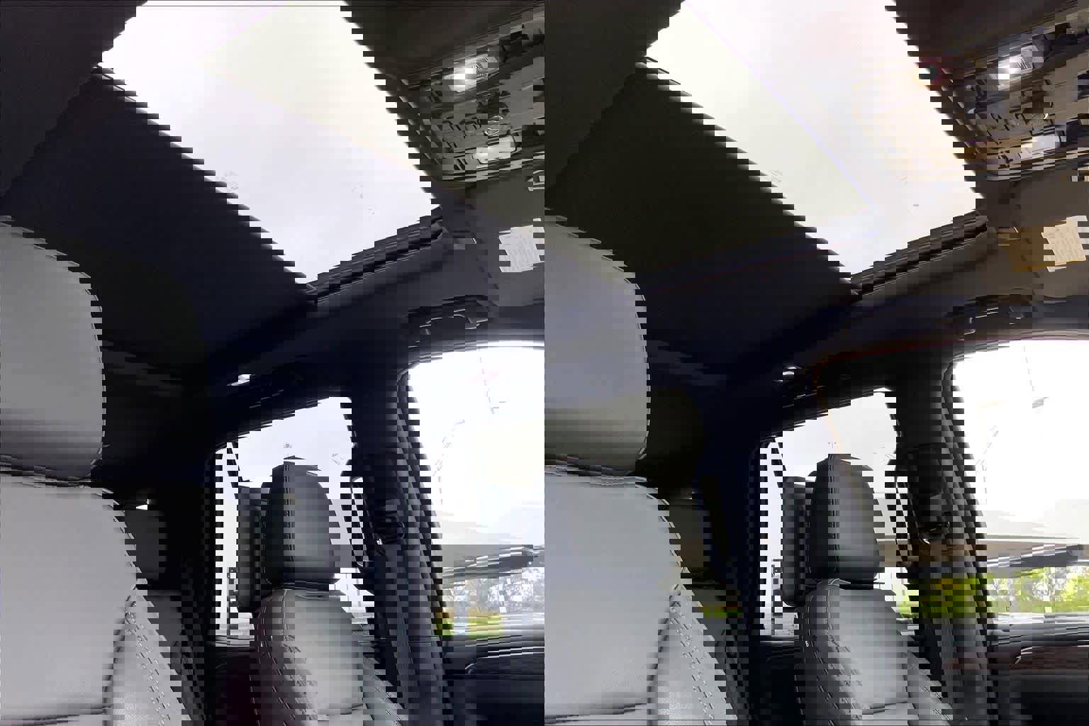 Used 2021 Chevrolet Tahoe Z71 w/ Luxury Package AWD/4WD image 14