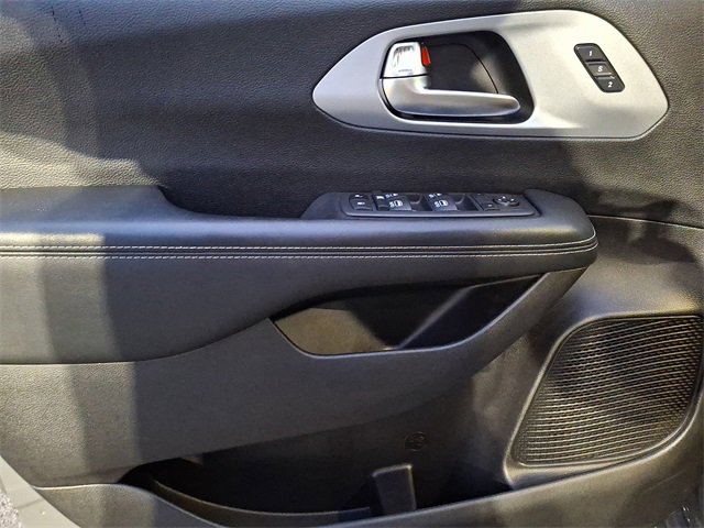 Used 2021 Chrysler Pacifica Touring-L w/ Uconnect Theater Family Group image 19