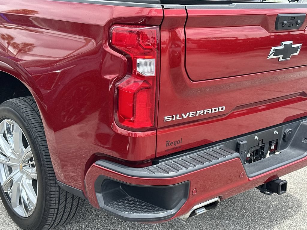 Used 2025 Chevrolet Silverado 1500 High Country w/ Technology Package AWD/4WD image 10