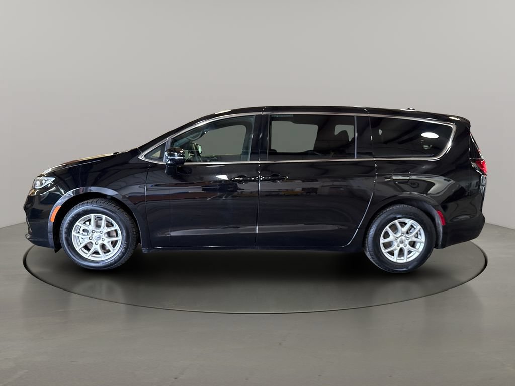 Used 2025 Chrysler Pacifica Select FWD image 4