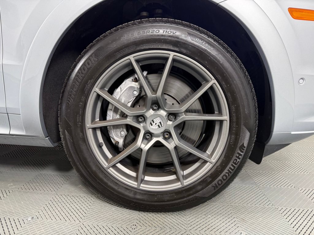Certified 2025 Porsche Cayenne AWD/4WD image 13