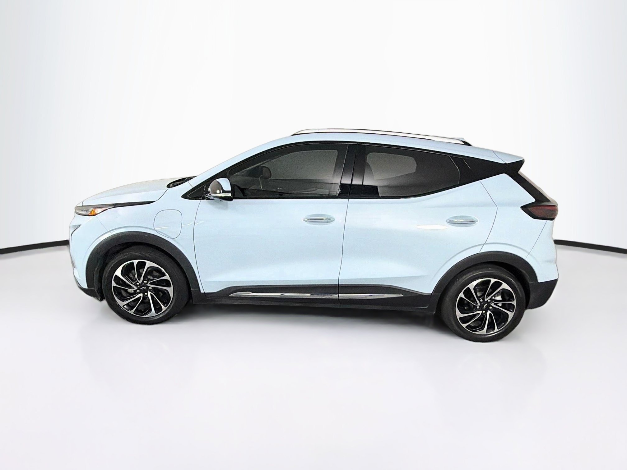 Used 2023 Chevrolet Bolt EUV Premier w/ Sun & Sound Package FWD image 4