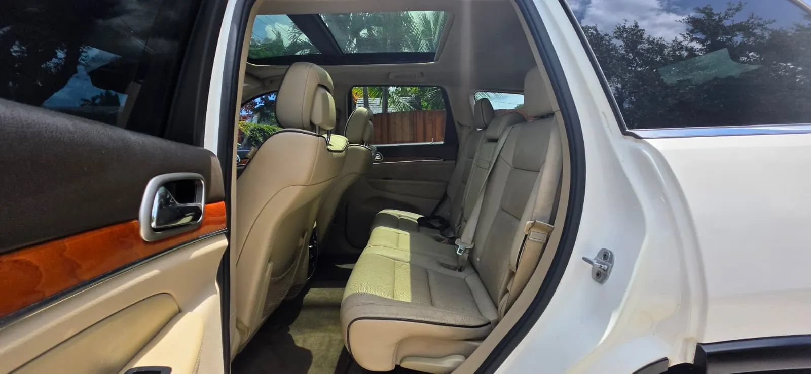 Used 2012 Jeep Grand Cherokee Overland AWD/4WD image 6