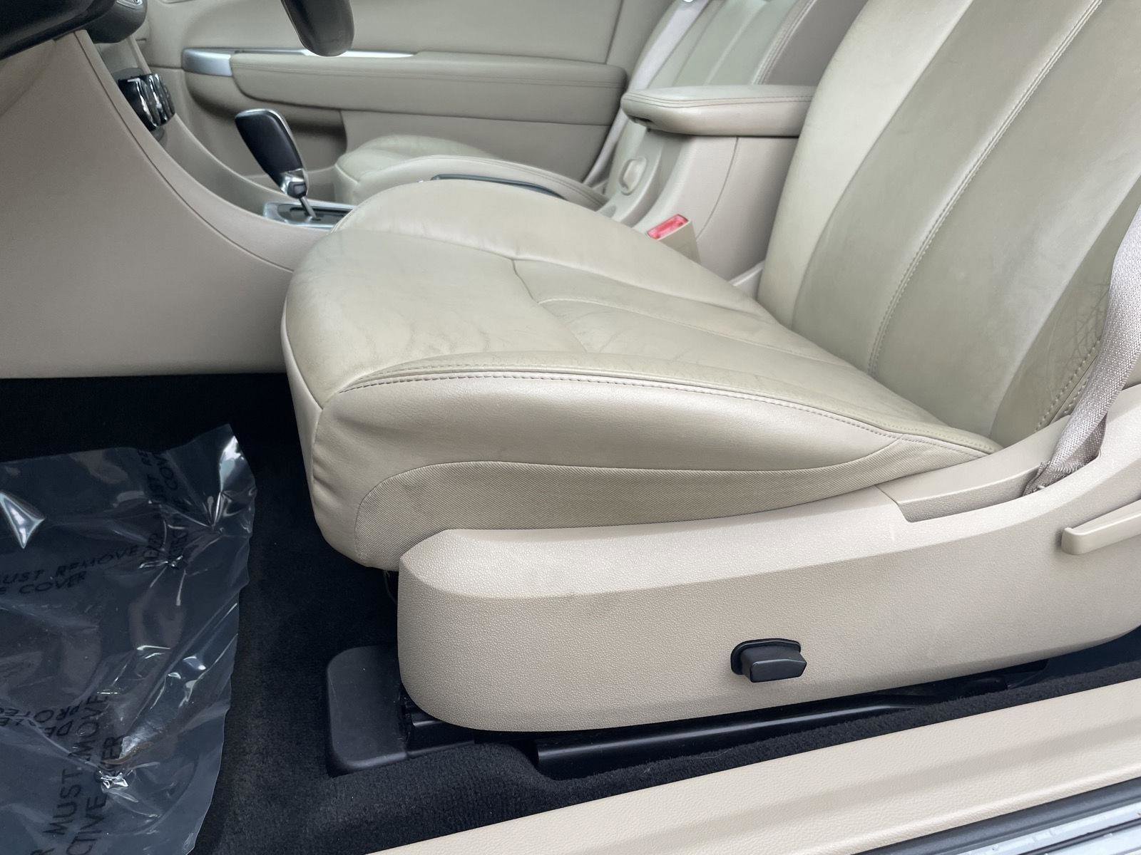 Used 2013 Chrysler 200 Limited FWD image 4