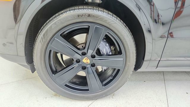 Used 2025 Porsche Cayenne w/ Premium Package image 61