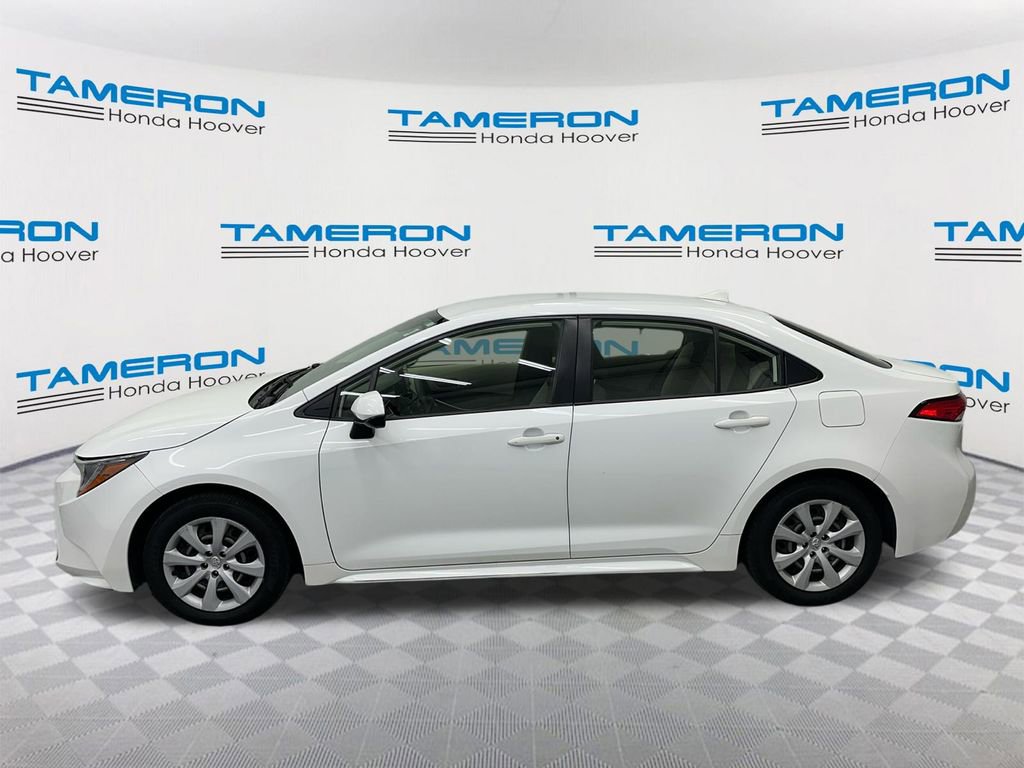 Used 2022 Toyota Corolla LE FWD image 2