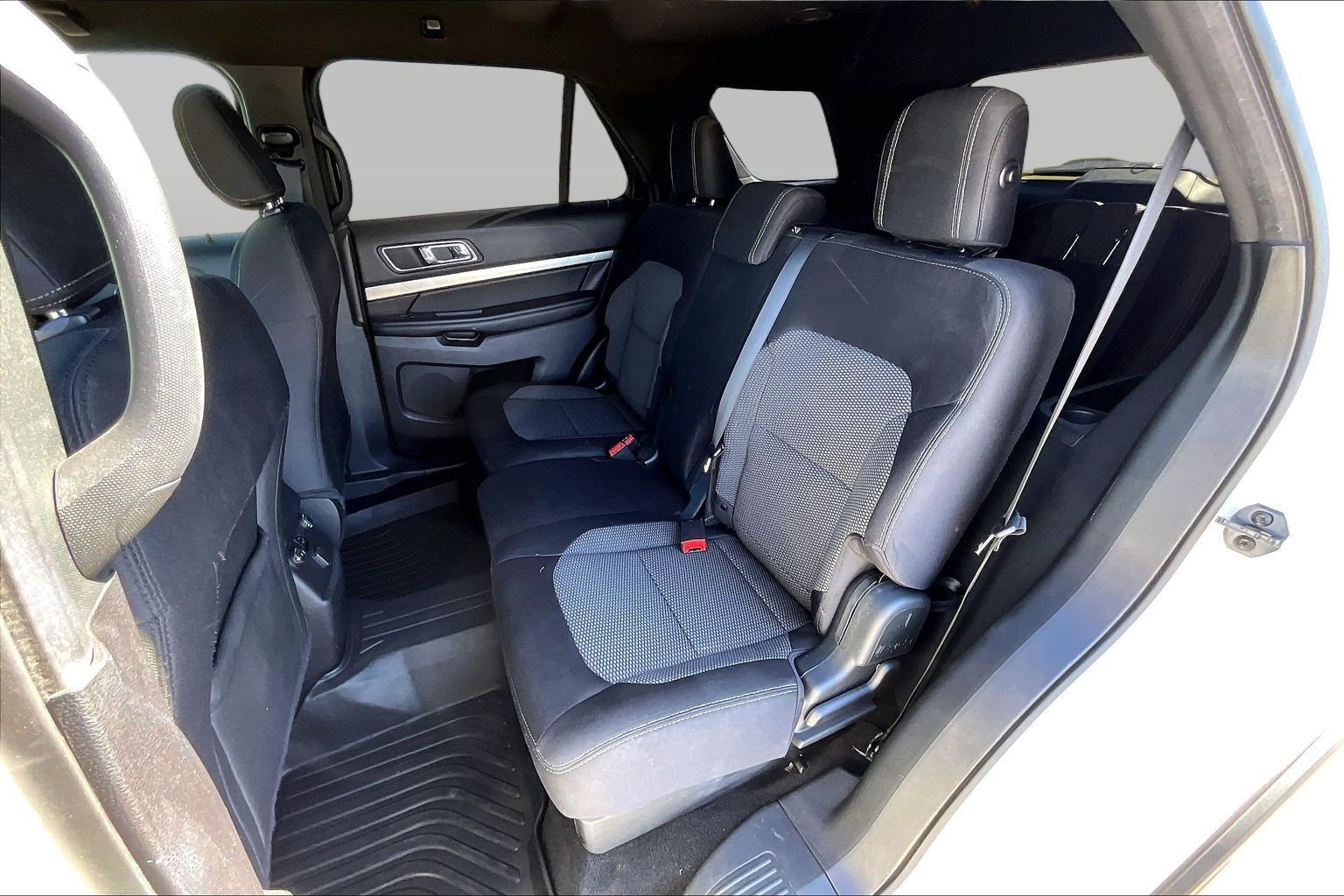 Used 2018 Ford Explorer XLT w/ Equipment Group 201A FWD image 26