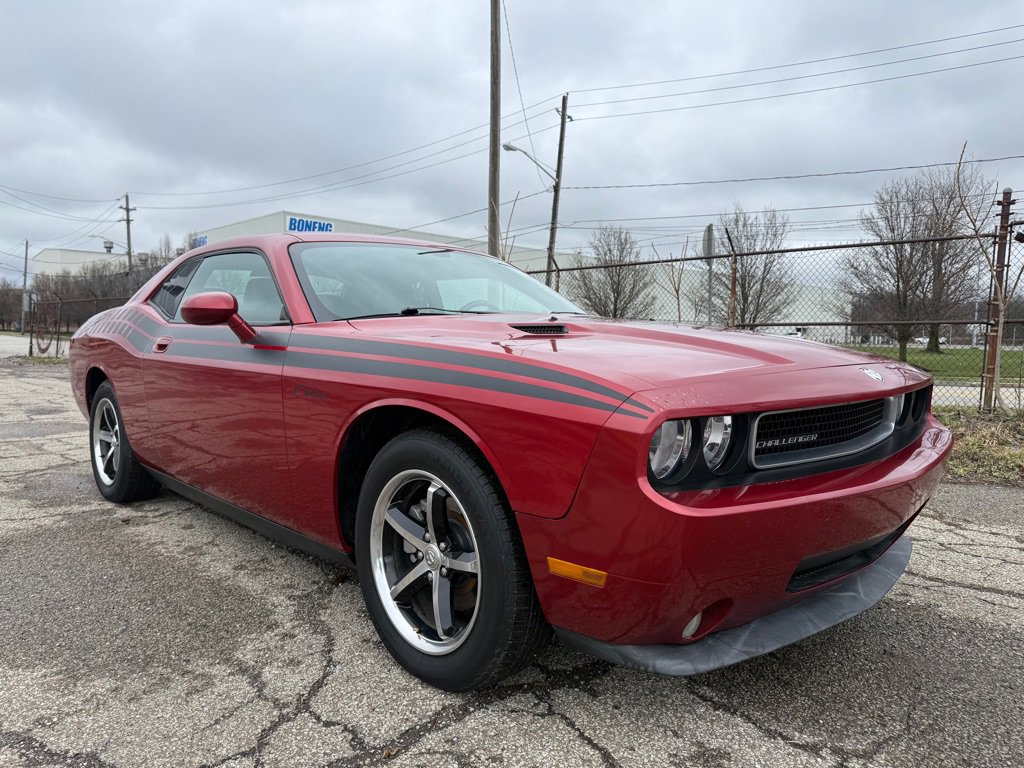 Used 2010 Dodge Challenger SE image 1
