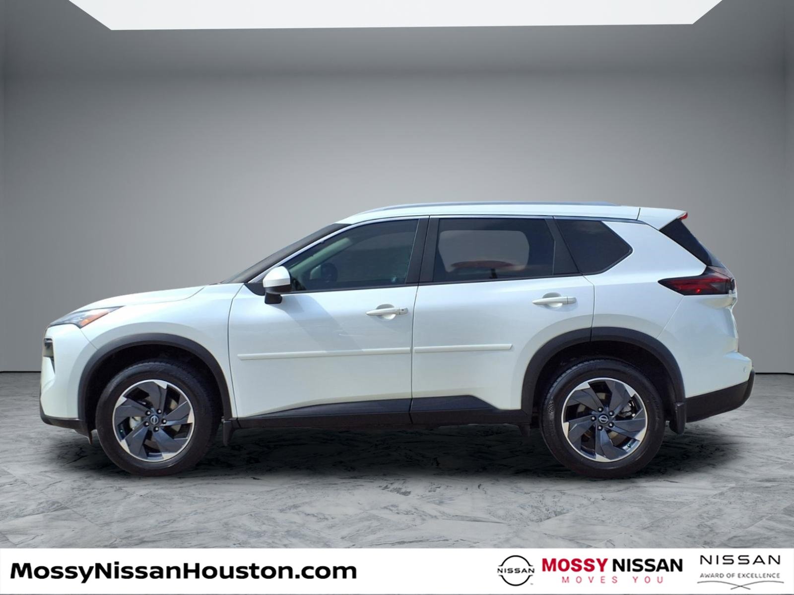 Used 2024 Nissan Rogue SV w/ SV Premium Package image 5
