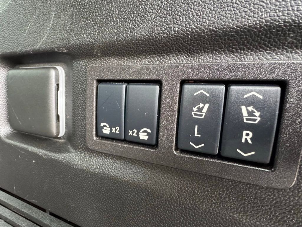 Used 2024 GMC Yukon SLT w/ SLT Luxury Package image 41