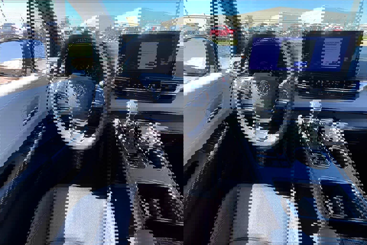 Used 2025 Toyota Sienna XSE image 6