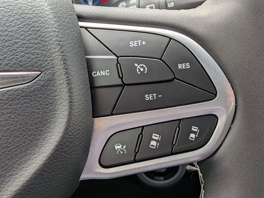 Used 2025 Chrysler Pacifica Select image 20