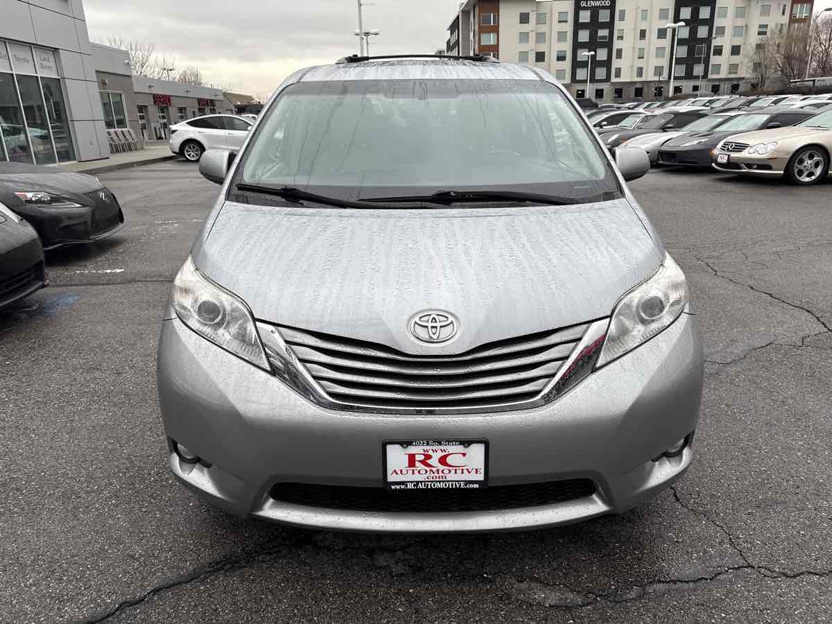 Used 2017 Toyota Sienna XLE Premium image 3