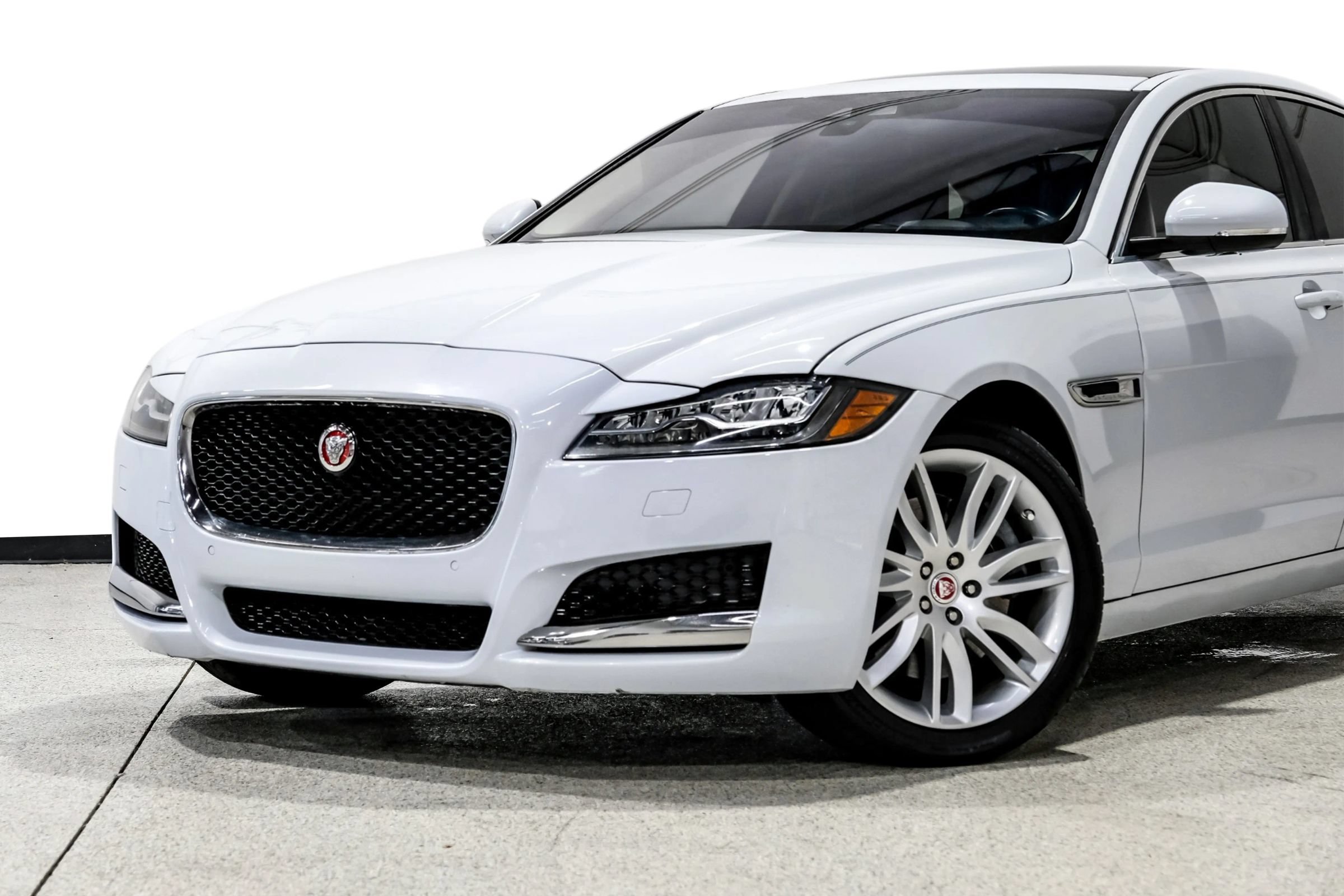 Used 2018 Jaguar XF Portfolio RWD image 10