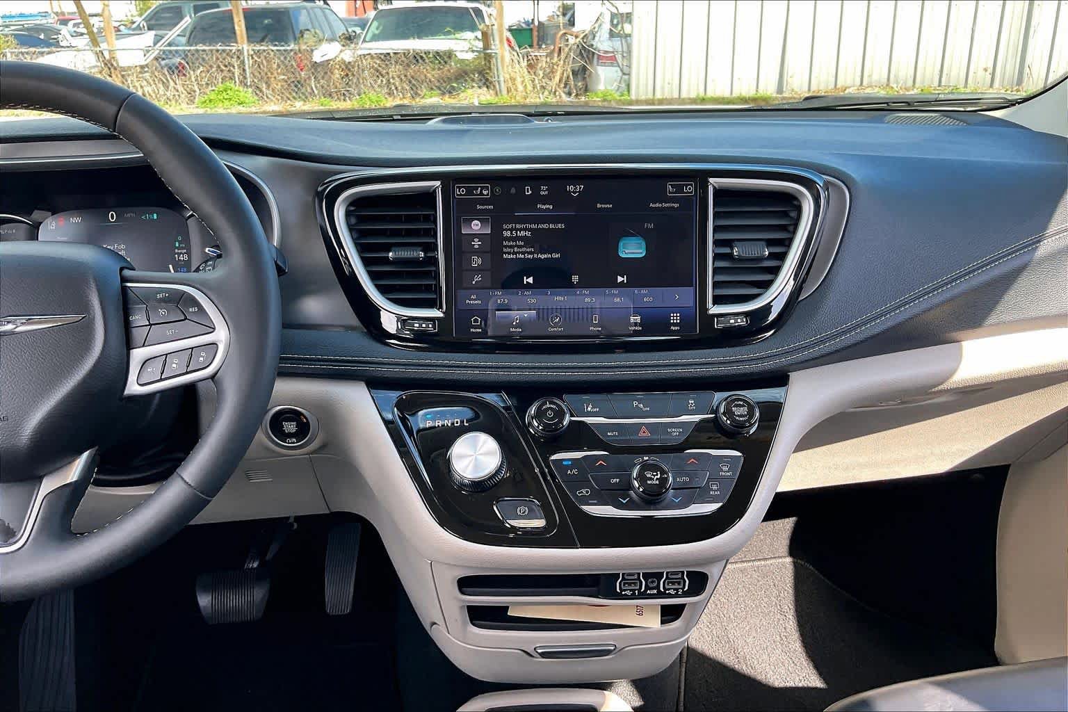 Used 2023 Chrysler Pacifica Touring-L image 7